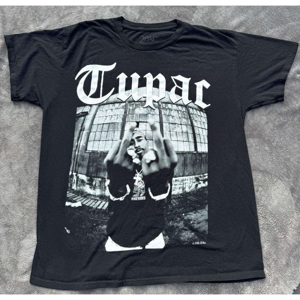 Tupac Shakur graphic tee, flipping off camera, Size Large, Honduras made